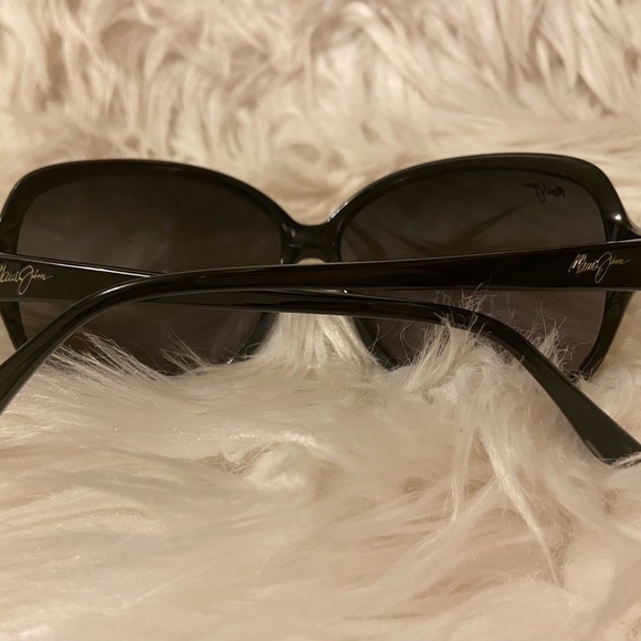 Maui Jim | Oversized Sun Glasses - Picture 7 of 7